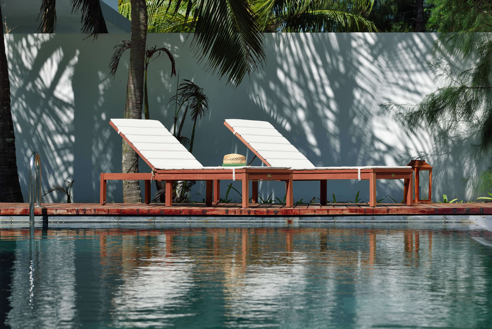 Louisiana Dark Wood Finish Wheel Lounger With Cushion - 2 Piece