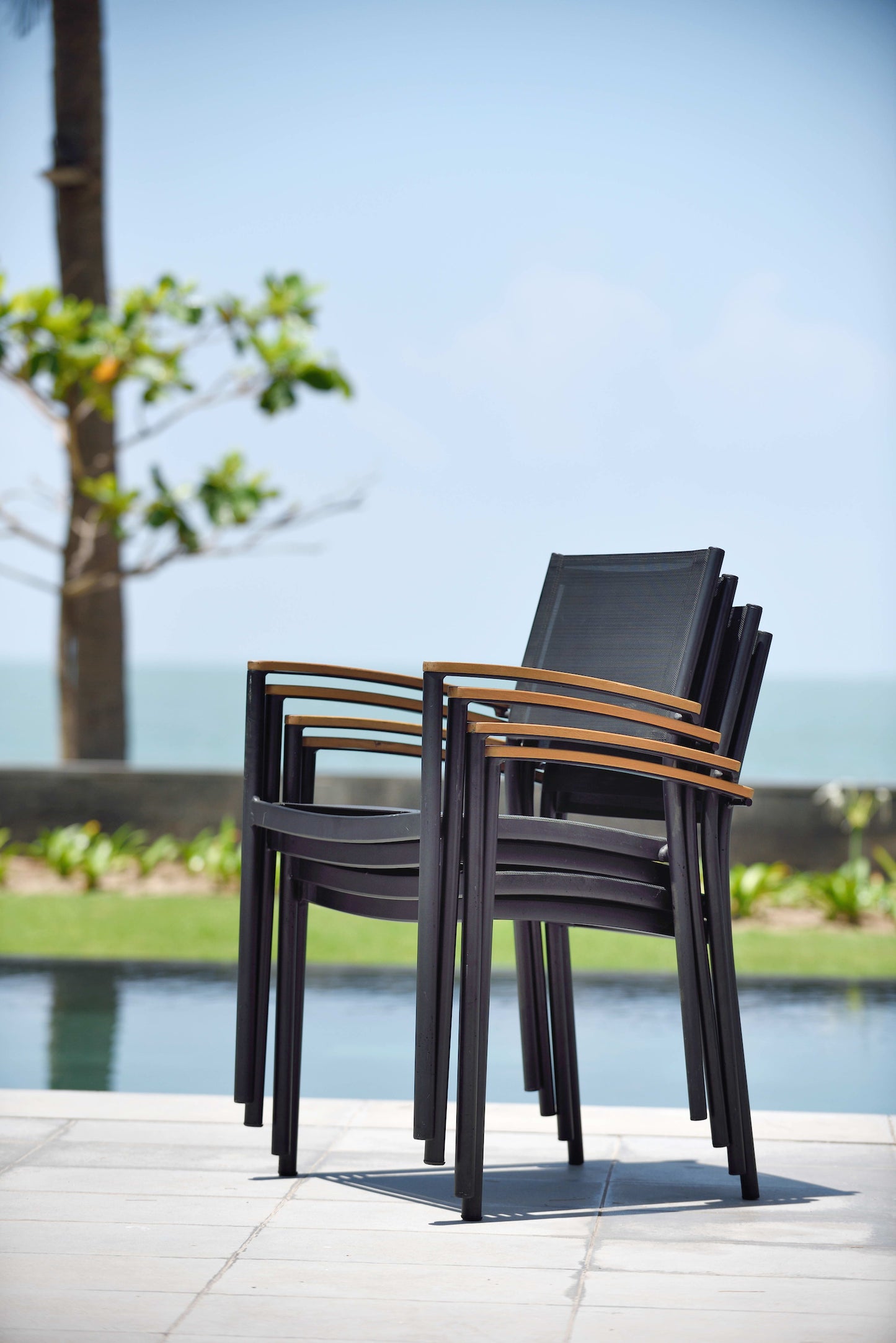 Oldbury Round Table and 4 Vera Armchair Dining set