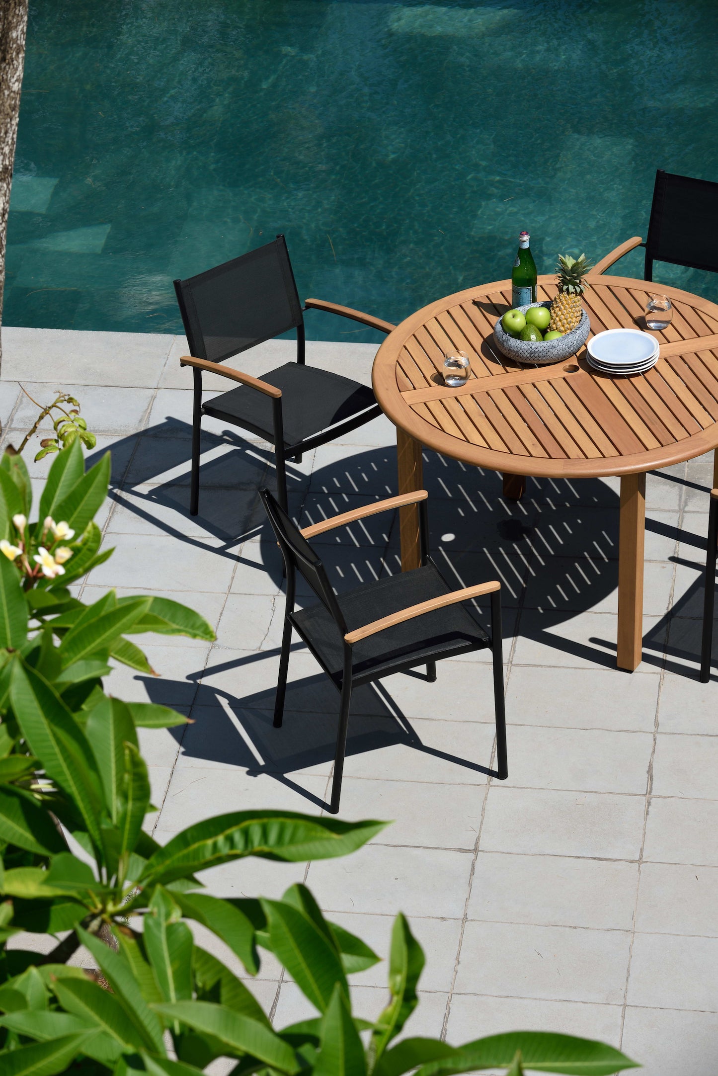 Oldbury Round Table and 4 Vera Armchair Dining set